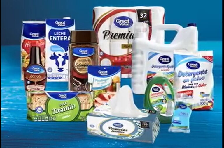 Productos de marcas propias exhibidos en los estantes de un supermercado.