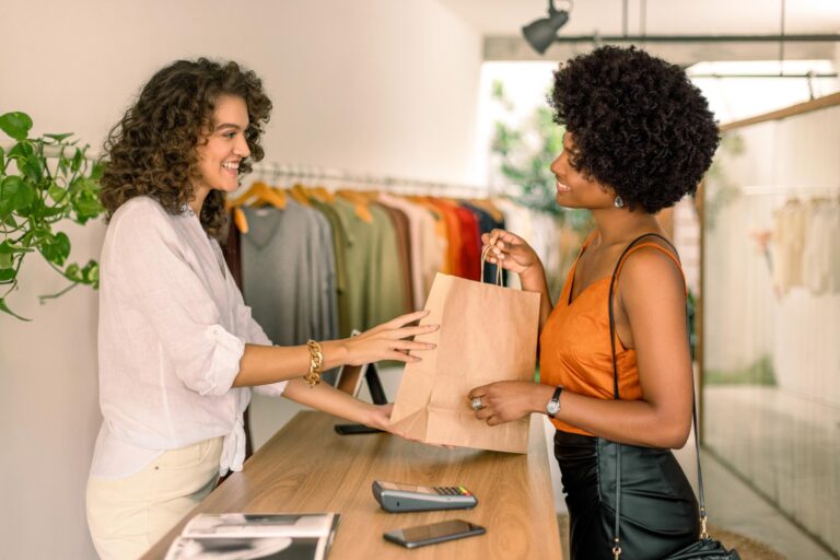 Personal de un centro logístico clasifica productos devueltos al comercio minorista.