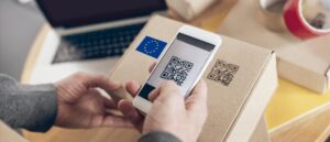 Código QR en una etiqueta de producto que permite consultar información digital sobre su origen y composición.